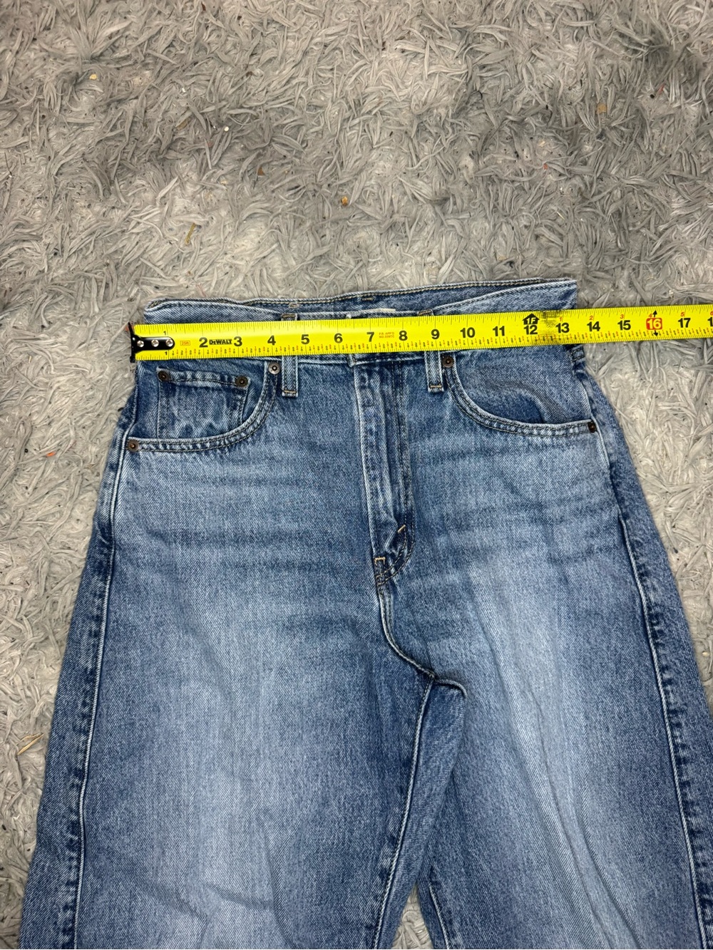 Levi’s Women’s Cinch Barrel Jeans - Let Love In Size 27x31 NWOT - Picture 11 of 12